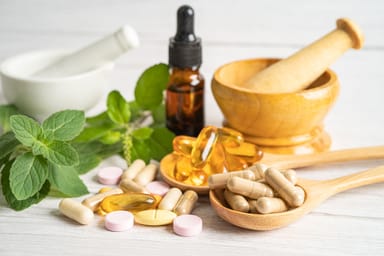 Imagen que ilustra los beneficios de la medicina natural y su papel en la salud alternativa.
