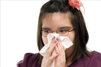 Mujer utilizando medicina alternativa para tratar enfermedades respiratorias como asma y bronquitis.